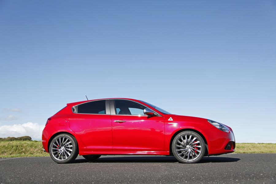  Alfa Romeo Giulietta Cloverleaf (940) 2010 года  (UK) (фото 34 из 40)